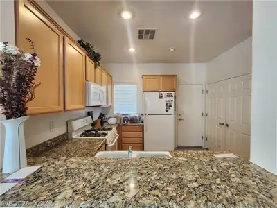 2376 Mourning Warbler Avenue, North Las Vegas, NV 89084 Kitchen