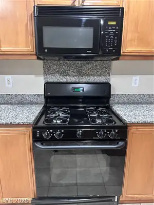 8183 Retriever Avenue, Las Vegas, NV 89147 Kitchen