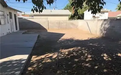 3258 GLENHURST Drive, Las Vegas, NV 89121 Yard