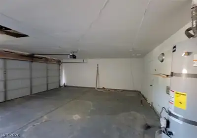 1673 Caliente Court, Las Vegas, NV 89119 Garage