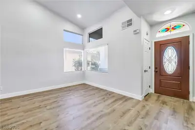 972 Upper Meadows Place Living Room