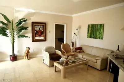 2050 North Los Feliz Street 143 Living Room