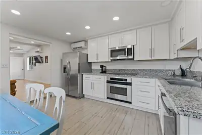 2635 El Camino Road, Las Vegas, NV 89146 Kitchen