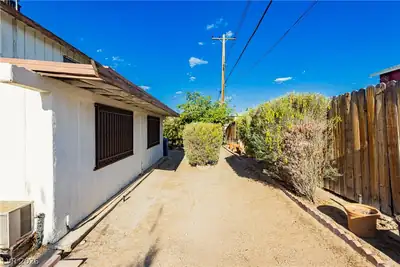 2583 Vegas Valley Drive, Las Vegas, NV 89121 Yard