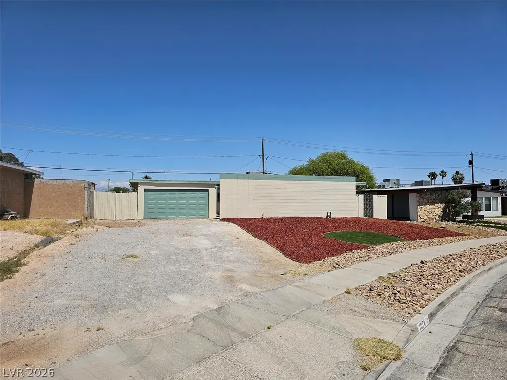 1074 King Richard Avenue