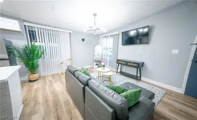 1660 Izabella Avenue, Las Vegas, NV 89169 Living Room