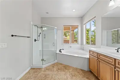 8370 Unicorn Street, Las Vegas, NV 89131 Primary Bathroom