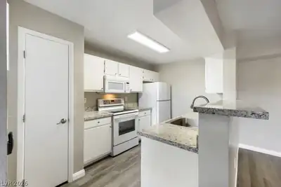 8101 West Flamingo Road 1024 Kitchen