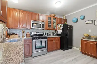 3601 Chevy Chase Avenue, Las Vegas, NV 89110 Kitchen