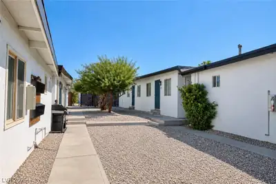 2030 Sunrise Avenue 8 Courtyard
