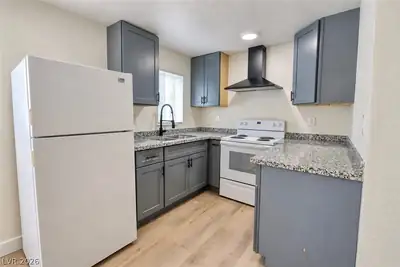 2030 Sunrise Avenue 8 Kitchen
