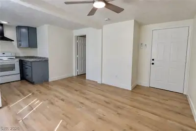 2030 Sunrise Avenue 8 Living Room