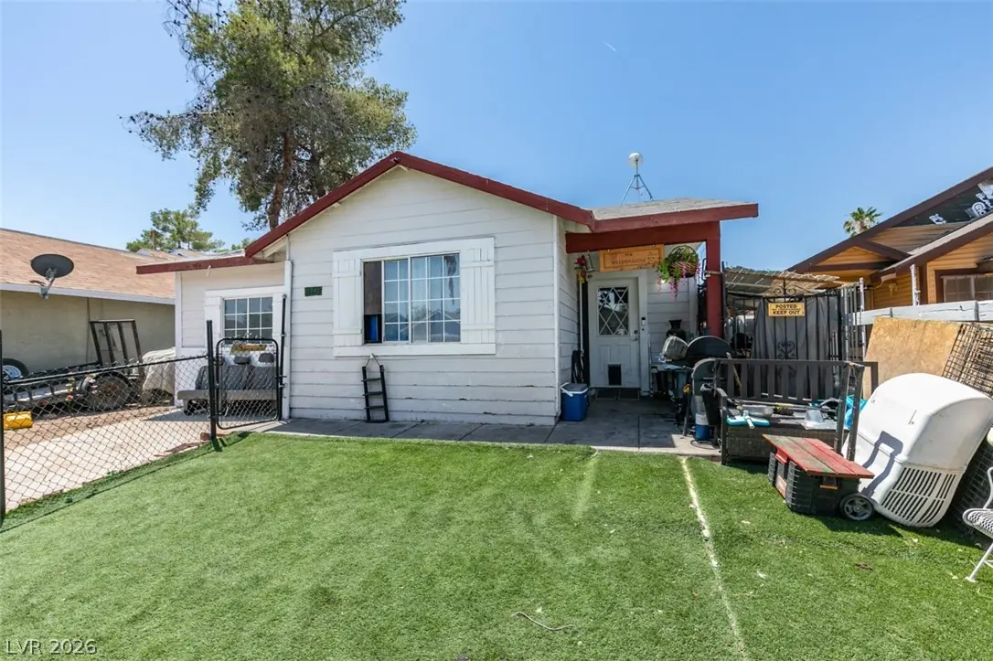868 Shrubbery Lane