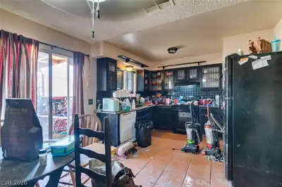 868 Shrubbery Lane Kitchen