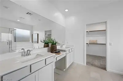 309 Mount Langley Street, Henderson, NV 89015 Primary Bathroom