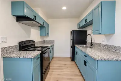2030 Sunrise Avenue 10 Kitchen