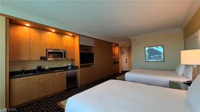 2000 North Fashion Show Drive 4002 Bedroom