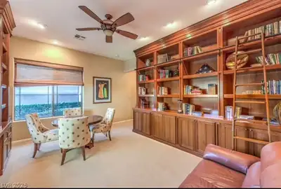 7 Holly Tree Court Den