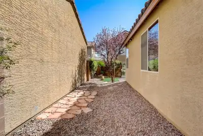 10948 Positano Street Yard