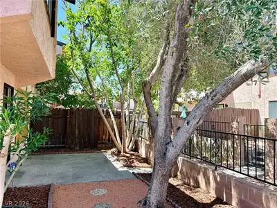 1757 East Rochelle Avenue 1 Courtyard