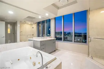 222 Karen Avenue 1701 Primary Bathroom
