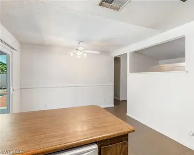 6371 West Viking Road Dining Area