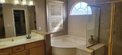 8201 Mountain Heather Court, Las Vegas, NV 89149 Primary Bathroom