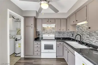 624 Brookway Lane, Las Vegas, NV 89169 Kitchen