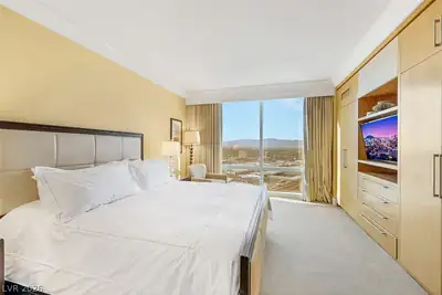 2000 Fashion Show Drive 3921 Bedroom