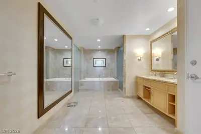 2000 Fashion Show Drive 3921 Primary Bathroom