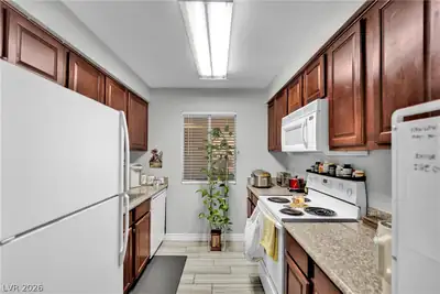 5098 River Glen Drive 198 Kitchen