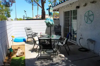 2121 Twickenham Place B Patio