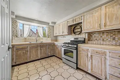 3979 Salisbury Place, Las Vegas, NV 89121 Kitchen