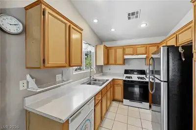 5804 Chisolm Trail, Las Vegas, NV 89118 Kitchen