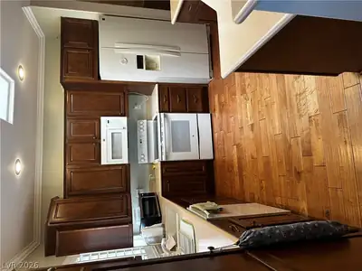 1513 Bonner Springs Drive Kitchen