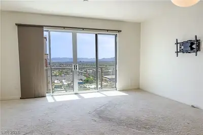 150 Las Vegas Boulevard 1813 Bedroom