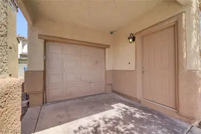 4004 Emerald Wood Street, Las Vegas, NV 89115 Garage