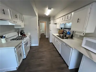4458 Del Oro Drive, Las Vegas, NV 89102 Kitchen