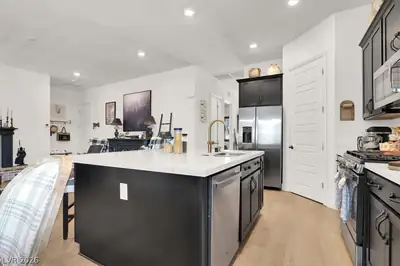 727 Chopin Hills Street, Henderson, NV 89011 Kitchen