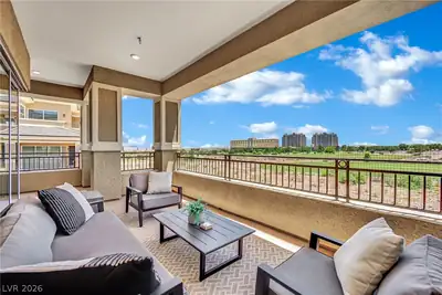 9141 Las Manaitas Avenue 301 Patio