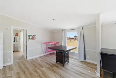 4331 West Retread Road Dining Area