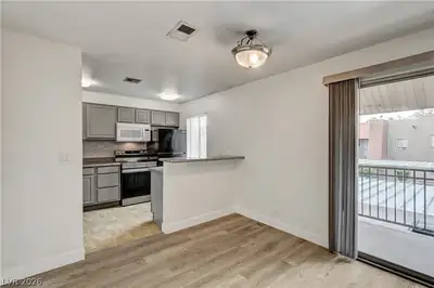 5404 River Glen Drive 362 Kitchen