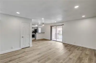 5404 River Glen Drive 362 Living Room