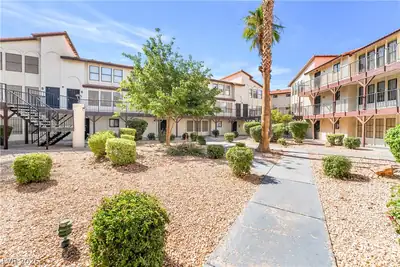 2080 Karen Avenue 49 Courtyard
