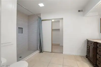2674 San Martin Court, Las Vegas, NV 89121 Primary Bathroom