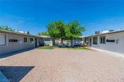 2508 East Mesquite Avenue Courtyard