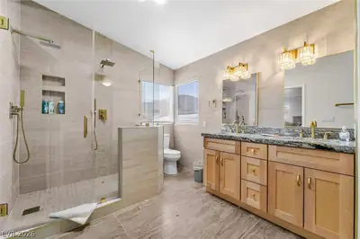 104 Appian Way, Henderson, NV 89002 Primary Bathroom