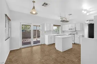 8521 Gold Flash Avenue Kitchen