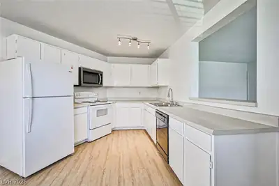 5091 Pioneer Avenue 201, Las Vegas