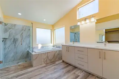 10409 Carmel Mountain Avenue, Las Vegas, NV 89144 Primary Bathroom